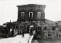 Funerale delle vittime del Torrione della Gatta. 1916. Da Padova Sacra. Albergo Trattoria Morgagni e angolo dell'Ospedale Giustinianeo a destra.
